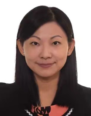 微笑的女人  描述已自动生成